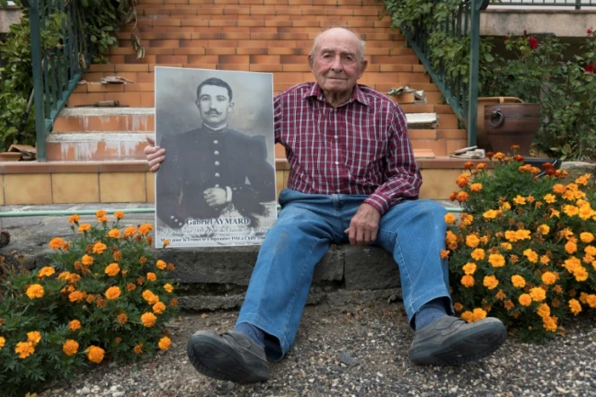 Emile Pierre Aymard, 93 ans, tenant le portrait de son oncle Gabriel Aymard à Pont-du-Château (Puy-de-Dôme) le 2 octobre 2018. 