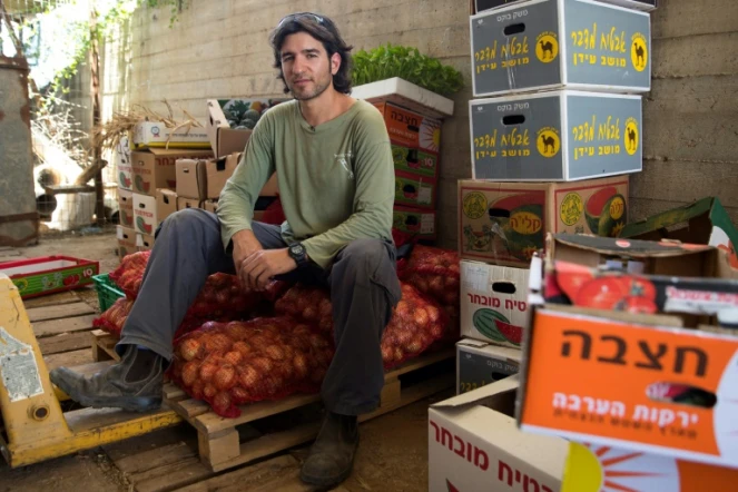 Dotan Goshen, dans la ferme biologique dans le kibboutz de Hama'apil, au centre d'Israël, qu'il possède, le 8 mai 2017