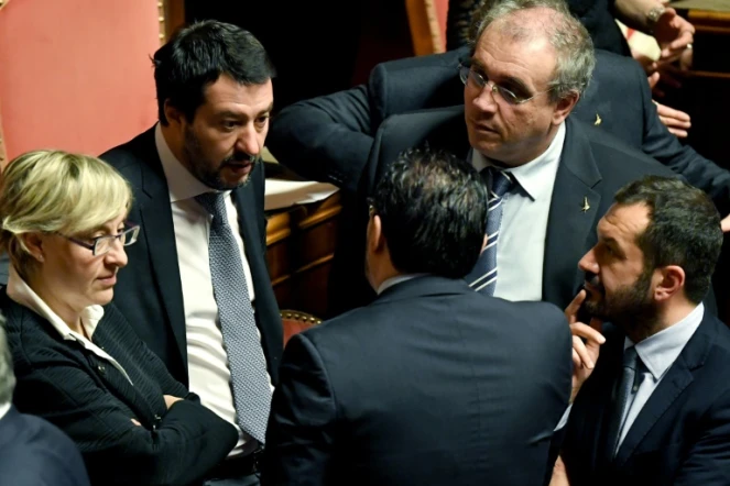 Le chef de la Ligue Matteo Salvini (g) s'entretient avec des députés lors d'une session au Sénat à Rome le 24 mars 2018