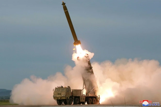Photo diffusée le 25 août 2019 par l'agence nord-coréenne Kcna d'un test de lance-missiles multiples, le 24 août 2019 en Corée du Nord
