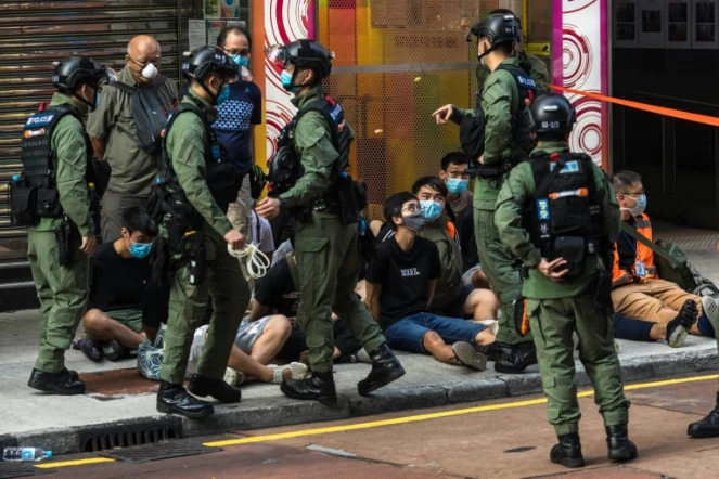 La police arrête des manifestants protestant contre le report des élections législatives, le 6 septembre 2020 à Hong Kong