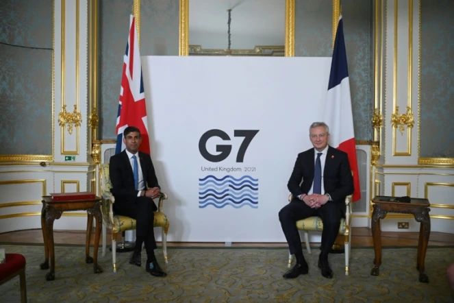 Rishi Sunak, le ministre des Finances du Royaume-Uni (G) et Bruno Le Maire, ministre de l'Economie (D) lors de leur première entrevue le 4 juin 2021 dans le cadre du G7 Finance à Londres