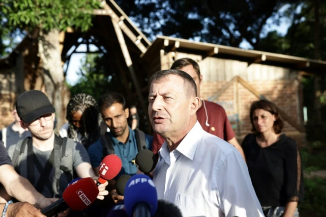 Le préfet de Mayotte, Thierry Suquet, lors d'une conférence de presse à Longoni, sur la commune de Koungou, le 27 avril 2023 à Mayotte