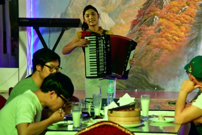 Des clients dînent au son d'un accordéon dans le restaurant nord-coréen Okryu-gwan, à Dubaï, le 21 septembre 2017