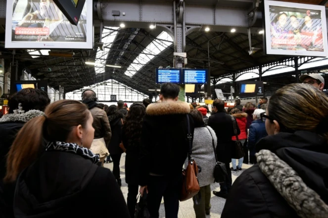 Des voyageurs gare Saint-Lazare à Paris, le 26 avril 2016 jour de grève dans les transports 
