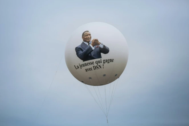 Un ballon portant la photo du président sortant et candidat à sa réélection Denis Sassou-Nguesso à Brazzaville le 19 mars 2021