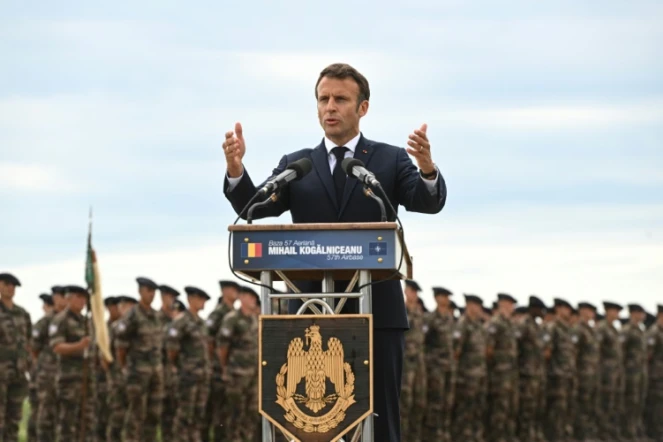 Le président Emmanuel Macron à la base aérienne Mihail Kogalniceanu, près de Constanta, le 15 juin 2022 en Roumanie