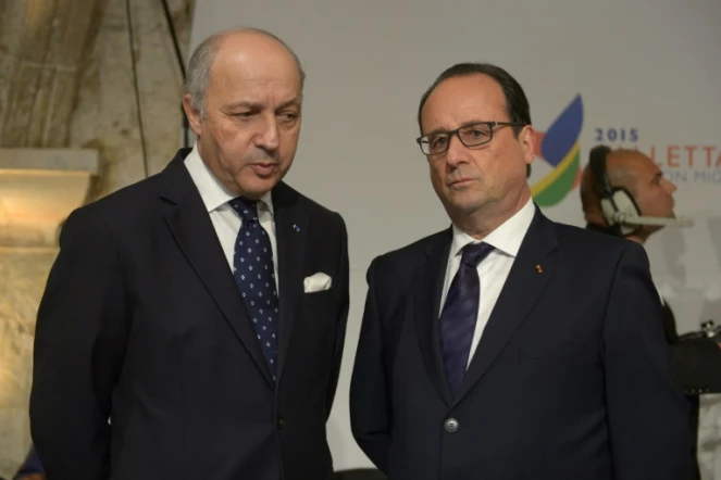 Le ministre des Affaires étrangères Laurent Fabius et le président de la république François Hollande à La Valette à Malte, le 11 novembre 2015