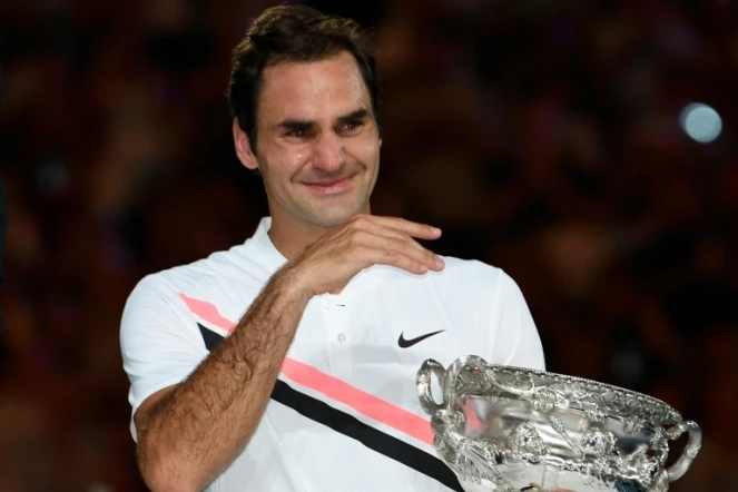 Roger Federer en larmes avec son trophée après sa victoire en finale de l'Open d'Australie face au Croate Marin Cilic, le 28 janvier 2018 à Melbourne