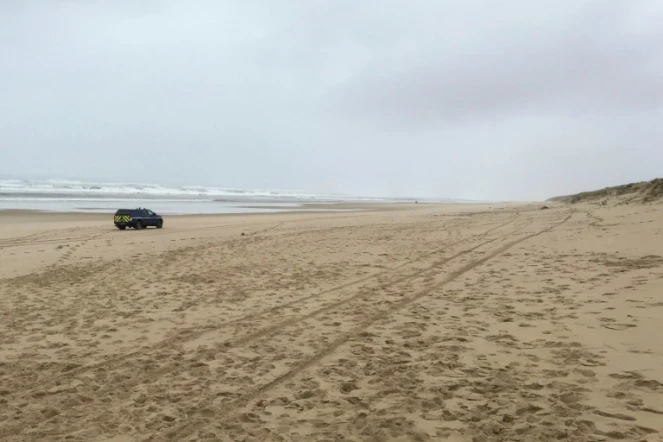 Une voiture de gendarmerie sur la plage du Gressier au Porge (Gironde), où des paquets suspects ont été retrouvés le 11 novembre 2019