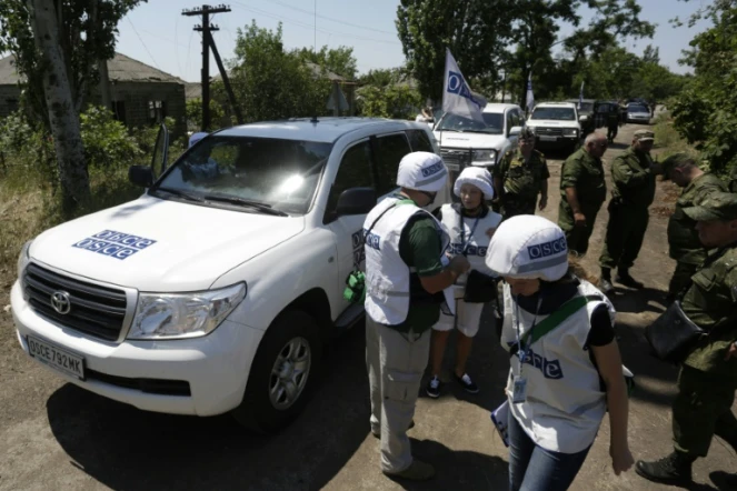 Des membres de l'Organisation pour la sécurité et la coopération en Europe (OSCE) dans un village près de Donetsk, le 4 juillet 2015