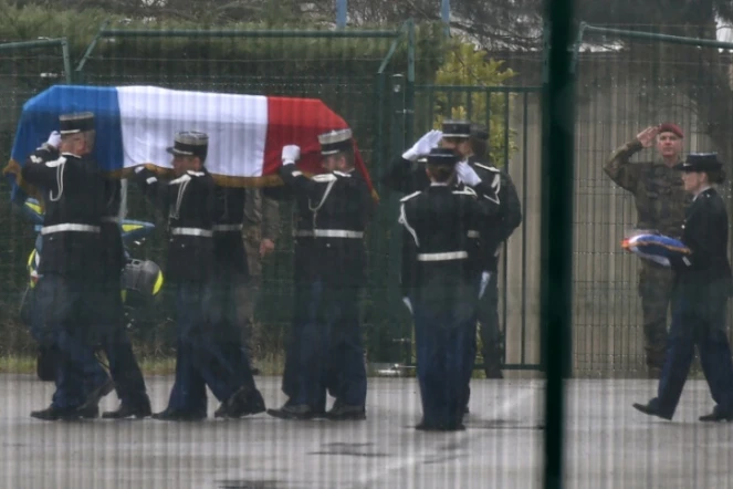 Le cercueil du gendarme Arnaud Beltrane, porté par ses collègues sur le tarmac de l'aéroport de Carcassonne, le 27 mars 2018, pour être transféré à Paris et  y recevoir mercredi un hommage national.