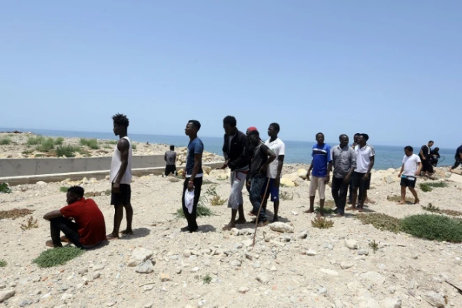Migrants ayant survécu à un naufrage au large de la Libye. Trois bébés sont morts et une centaine de personnes sont portées disparues lors de ce nouveau drame en mer Méditerranée, le 29 juin 2018   