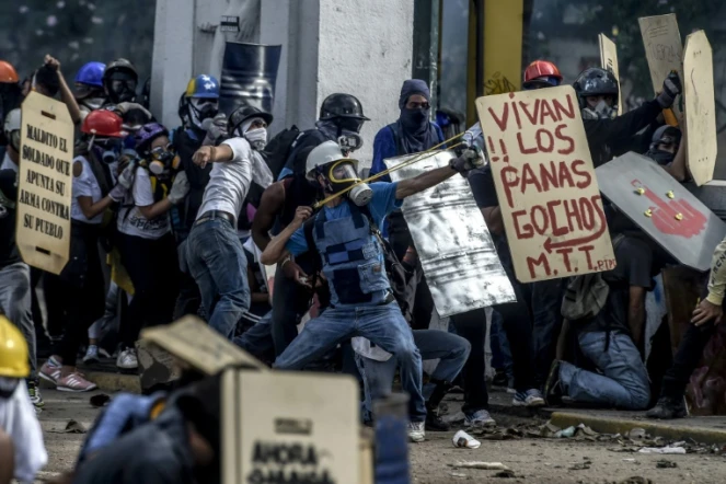 Heurts entre manifestants de l'opposition et forces de police, le 27 mai 2017 à Caracas, au Venezuela