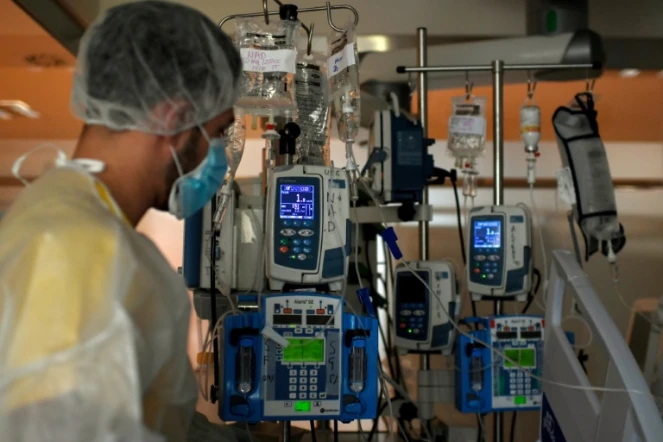 Un infirmier surveille l'état de santé d'un patient dans un hôpital de Madrid le 15 octobre 2020