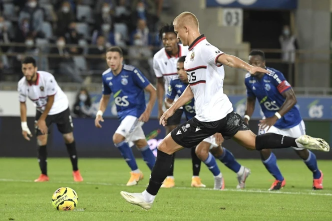 L'attaquant danois de Nice Kasper Dolberg ouvre le score sur penalty sur le terrain de Strasbourg, le 29 août 2020  