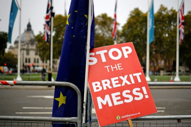 Une affiche anti-Brexit devant le Parlement britannique à Londres le 23 octobre 2019