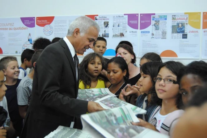 Mostafa Fourar, recteur de l'Académie de La Réunion avec quelques écoliers à l'occasion de la Semaine de la presse et  des médias. (Photo DR)