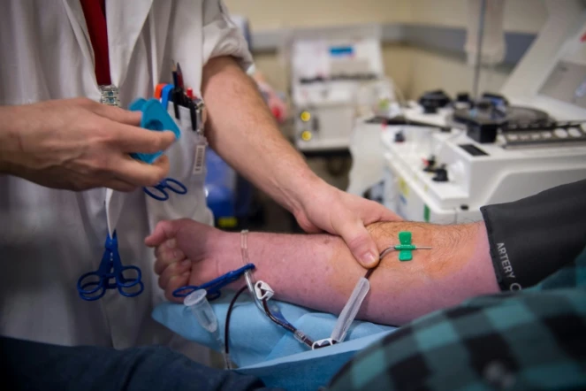 Une infirmière prélève un donneur lors d'une campagne pour le don du sang en décembre 2017, à Tours