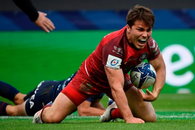 Le demi de mêlée toulousain Antoine Dupont inscrit un essai en demi-finale de Coupe d'Europe contre Bordeaux-Begles au stade Ernest Wallon de Toulouse, le 1er mai 2021. 