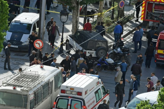 Un attentat suicide commis par une femme kamikaze a visé des véhicules de police dans le centre de Tunis, le 29 octobre 2018