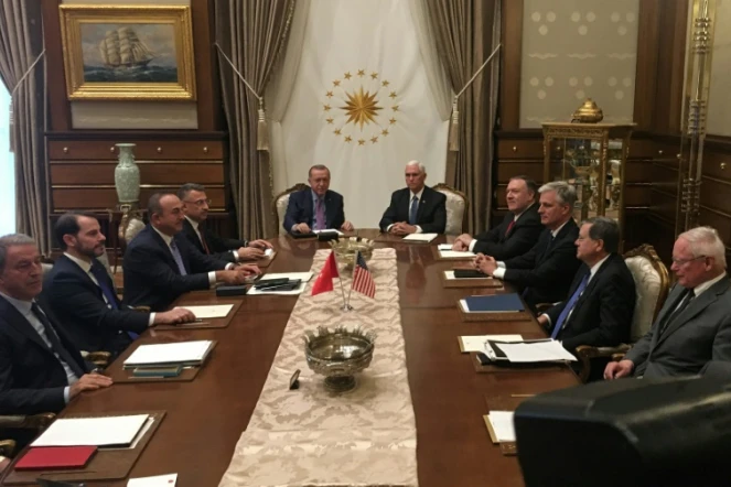 Le vice-président américain Mike Pence (C-G) avec le président turc Recep Tayyip Erdogan (C-D) à Ankara le jeudi 17 octobre 2019