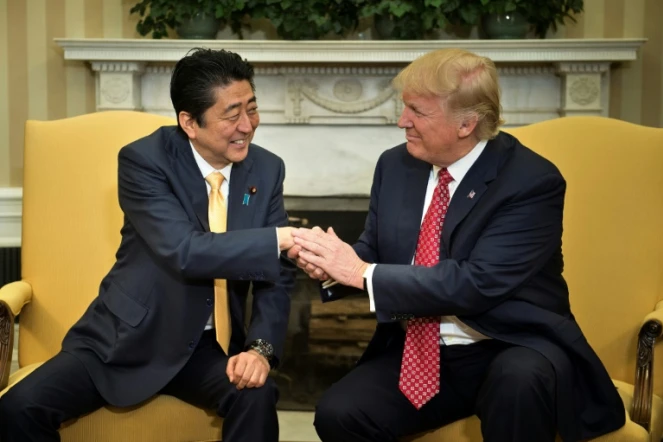 Le président américain Donald Trump accueille le Premier ministre japonais Shinzo Abe à la Maison Blanche, le 10 février 2017 à Washington
