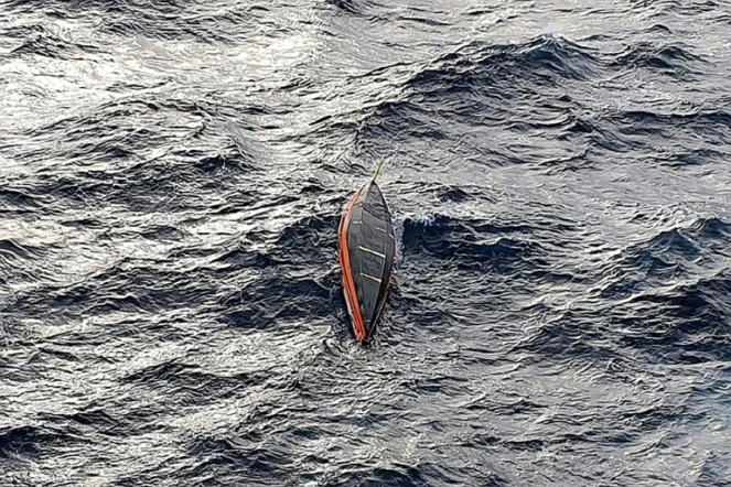 Photo fournie par la marine portugaise le 23 janvier 2022, montrant le bateau retourné du marin français Jean-Jacques Savin, au large de l'archipel portugais des Açores, le 21 janvier 2022