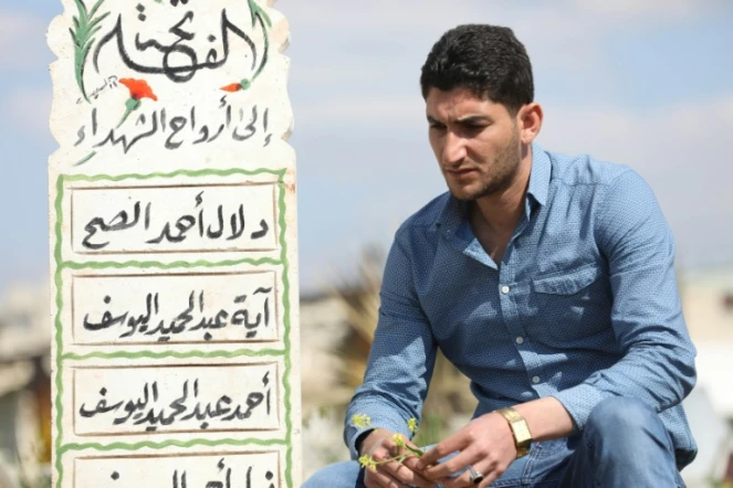 Abdelhamid Youssef se recueille sur la tombe de ses proches, dont sa femme et ses deux enfants, morts dans l'attaque de Khan Cheikhoun, dans le nord-ouest de la Syrie le 4 avril 2017