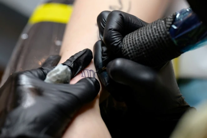 Abigail Glasgow re&ccedil;oit un tatouage &eacute;ph&eacute;m&egrave;re chez Ephemeral, &agrave; New York, le 21 avril 2021 