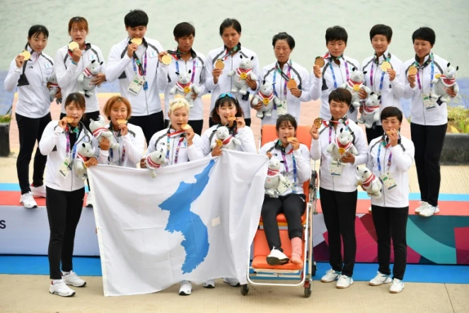L'équipe de Corée unifiée médaillée d'or du 500 m de canoë de bateau-dragon, lors des Jeux Asiatiques, à Palembang en Indonésie, le 26 août 2018