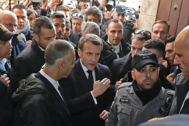 Le président français Emmanuel Macron lors d'un échange tendu avec des policiers israéliens à l'entrée de la basilique Sainte-Anne, un domaine français, dans la Vieille ville de Jérusalem, le 22 janvier 2020