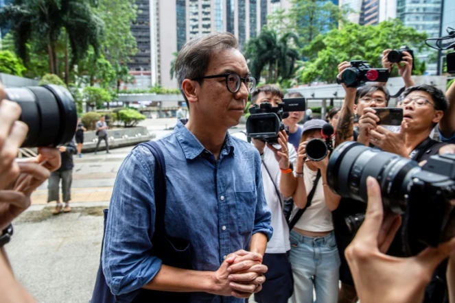 L'ancien rédacteur en chef de Stand News, Chung Pui-kuen (c) arrive au tribunal, le 26 septembre 2024 à Hong Kong