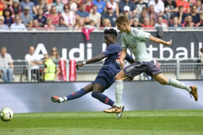 Le Parisien Timothy Weah (g), à la lutte avec le défenseur Josip Stanisic, ouvre le score contre le Bayern Munich lors d'un match amical, le 21 juillet à Klagenfurt en Autriche 