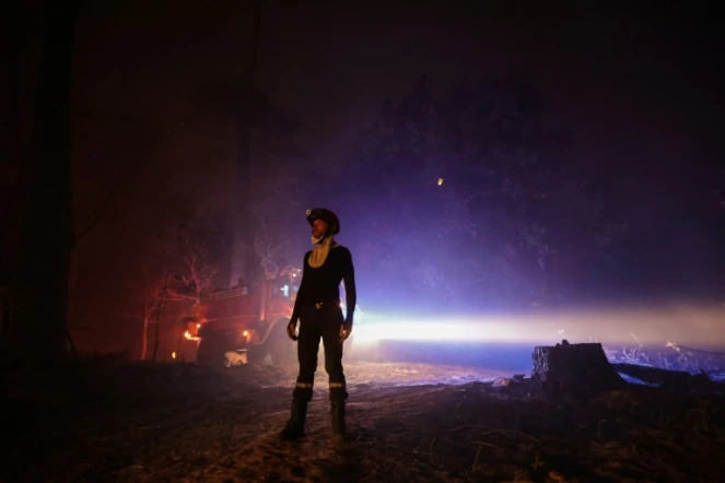 Un sapeur-pompier sur les lieux de l'incendie qui ravage les environs de La Teste-de-Buch, en Gironde, le 15 juillet 2022