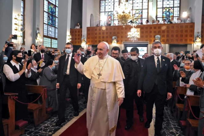 Photo fournie par le bureau de presse du gouvernement chypriote montrant le pape François arrivant à la cathédrale maronite Notre-Dame de Grâce, dans la capitale Nicosie, le 2 décembre 2021