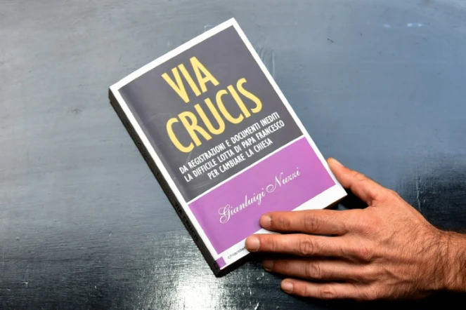 Le livre "Via crucis" est présenté à la presse à Rome le 2 novembre 2015