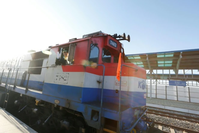 Des experts sud-coréens se préparent à un voyage en train exceptionnel en Corée du Nord pour étudier la possible reconnexion des réseaux ferrés des deux pays, le 30 novembre 2018 à la gare de Dorasan, à Paju