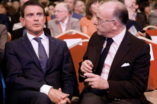 Le Premier ministre Manuel Valls (g) et le ministre de l'Intérieur Bernard Cazeneuve, le 8 septembre 2016 à Paris