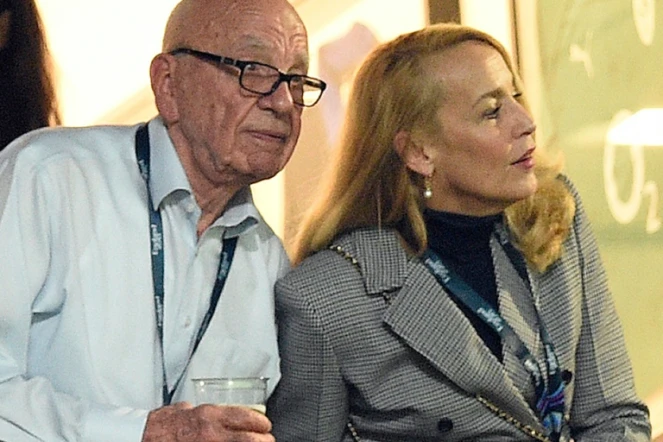 Rupert Murdoch (g) et Jerry Hall assistent à la finale de la coupe du monde de rugby le 31 octobre 2015 à Londres