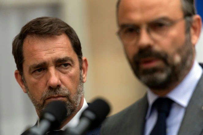 Le Premier ministre Edouard Philippe (D) et le ministre de l'Intérieur Christophe Castaner (G) le 30 juillet 2019 dans la cour de Matignon, à Paris  