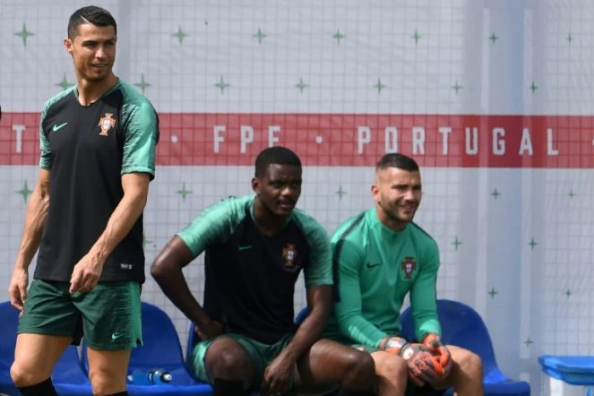 L'attaquant vedette Cristiano Ronaldo (g), le milieu William Carvalho (c) et le gardien Anthony Lopes avant un entraînement du Portugal, le 24 juin 2018 à Kratovo 