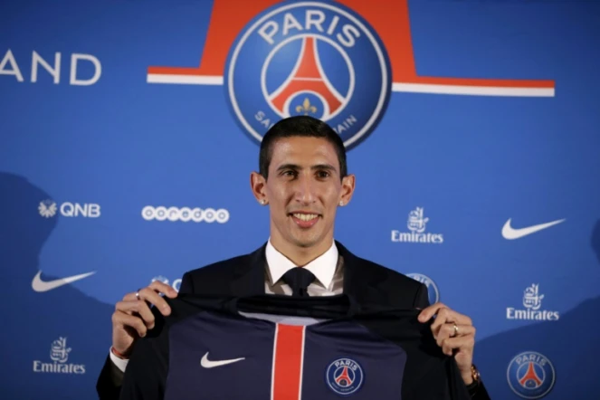 Le miieu argentin Angel Di Maria pose avec son maillot aux couleurs du PSG lors de sa présentation officielle, le 6 août 2015 à Paris