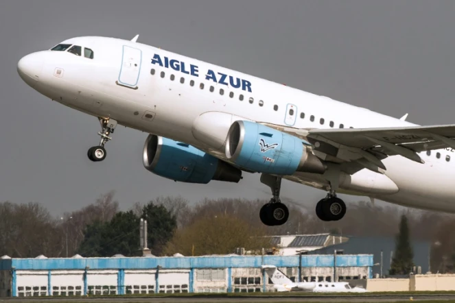 Un Airbus A318 d'Aigle Azur, en avril 2015 à l'aéroport de Lille