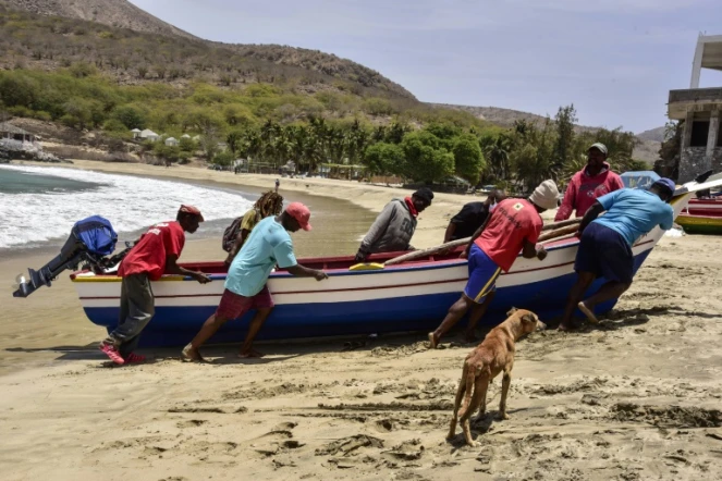 Des pêcheurs remontent leur barque sur une plage de Tarrafal, au Cap Vert, le 14 avril 2021