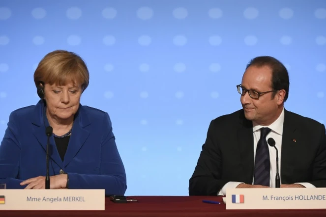 Angela Merkel (g) et François Hollande, le 2 octobre 2015 lors d'une conférence de presse commune à Paris 