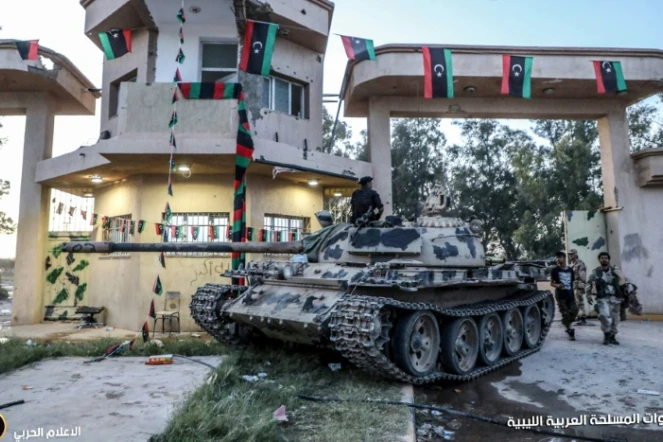 Image diffusée le 10 avril 2019 par la page Facebook de l'Armée nationale libyenne de Khalifa Haftar qui mène une offensive sur Tripoli, siège du gouvernement reconnu par la communauté internationale. Elle montre un char et des hommes de l'ANL devant la caserne du 4e Bataillon à Aziziyah, 40 km au sud de la capitale