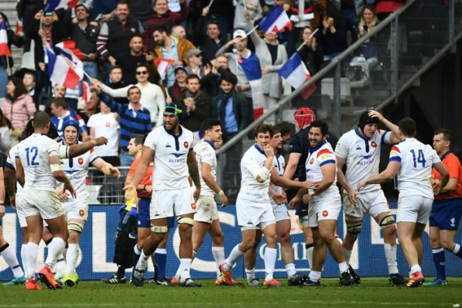 Les joueurs du XV de France heureux après leur victoire face aux Ecossais, au Stade de France, le 23 février 2019