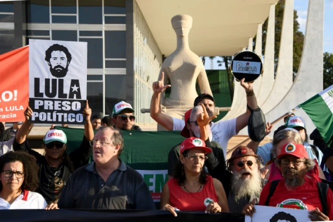 Des partisans de l'ancien président brésilien Luiz Inacio Lula da Silva manifestent contre son emprisonnement devant la Cour suprême, le 31 mai 2018 à Brasilia