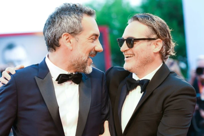 Le réalisateur américain Todd Phillips (G) et l'acteur américain Joaquin Phoenix à la projection de "Joker", leur film en compétition à la Mostra de Venise le 31 août 2019 
